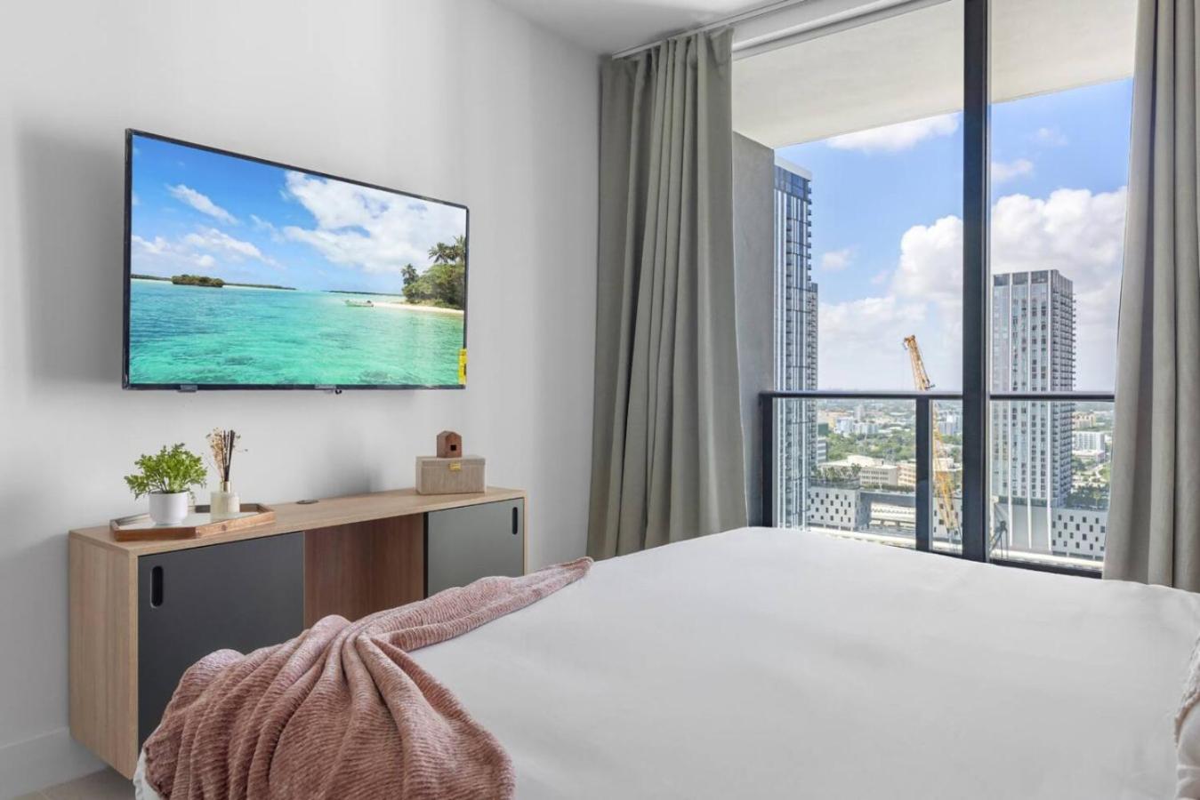 2704 Beautiful Downtown With Gym Pool Skyline Views And In Front Of Kaseya Center Holiday home *