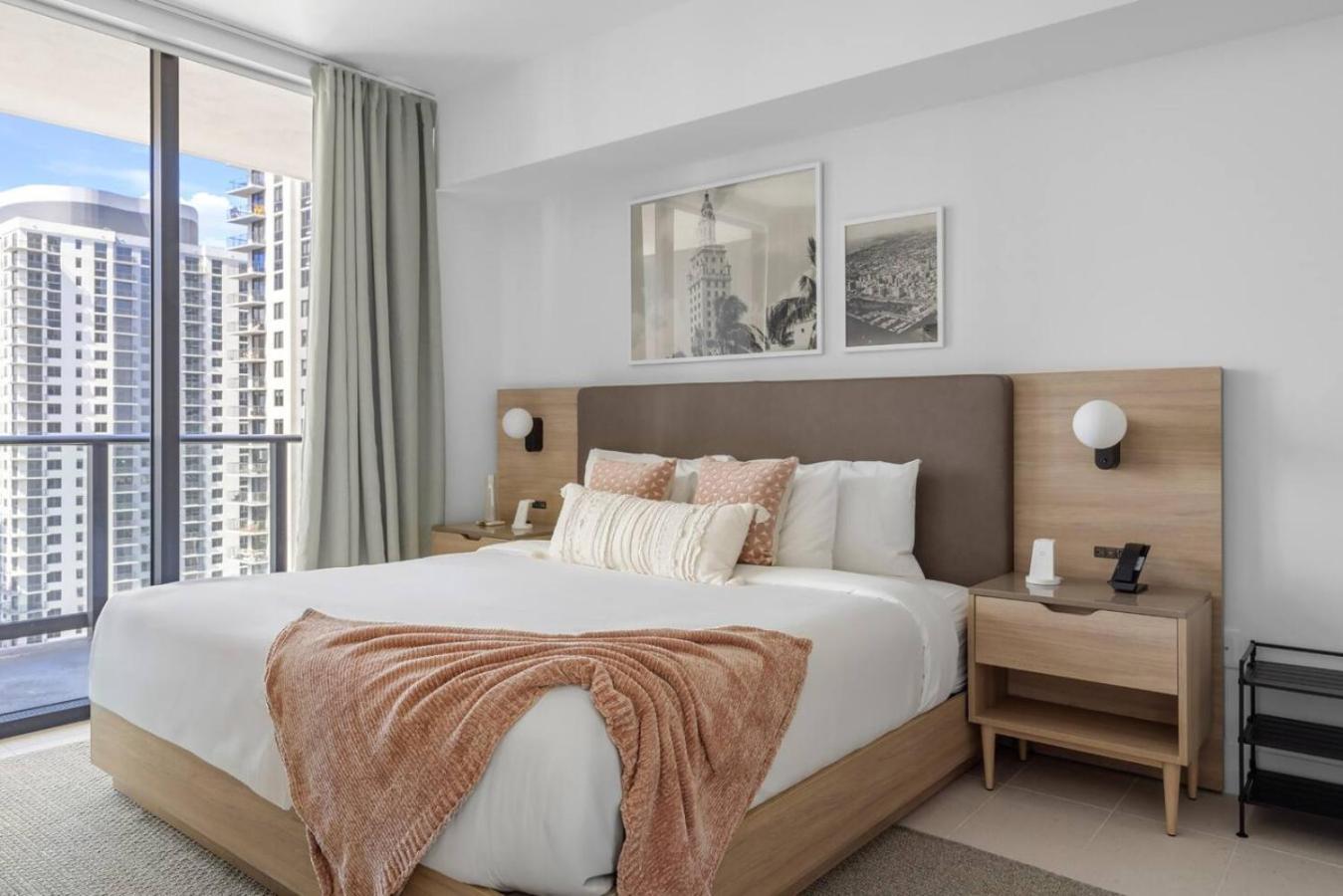 2704 Beautiful Downtown With Gym Pool Skyline Views And In Front Of Kaseya Center *