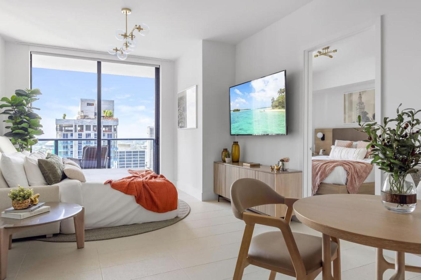 2704 Beautiful Downtown With Gym Pool Skyline Views And In Front Of Kaseya Center Holiday home Miami